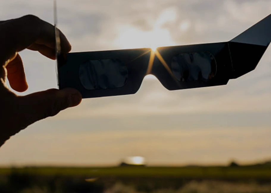 Eclipse solar: retiran siete modelos de gafas y advierten por el riesgo de lesiones oculares