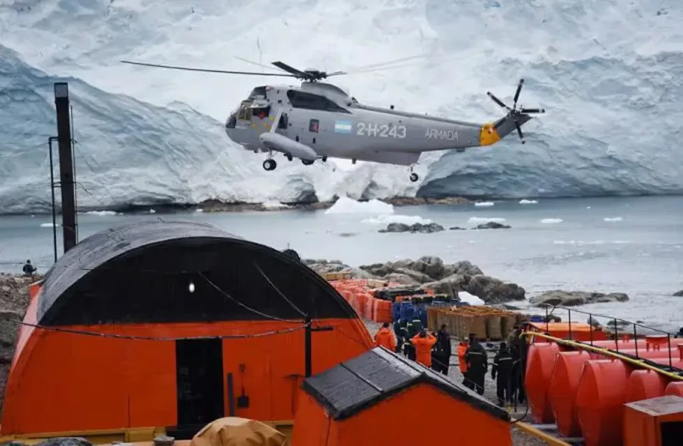 Helicóptero de la Armada Argentina durante operaciones en la Antártida.