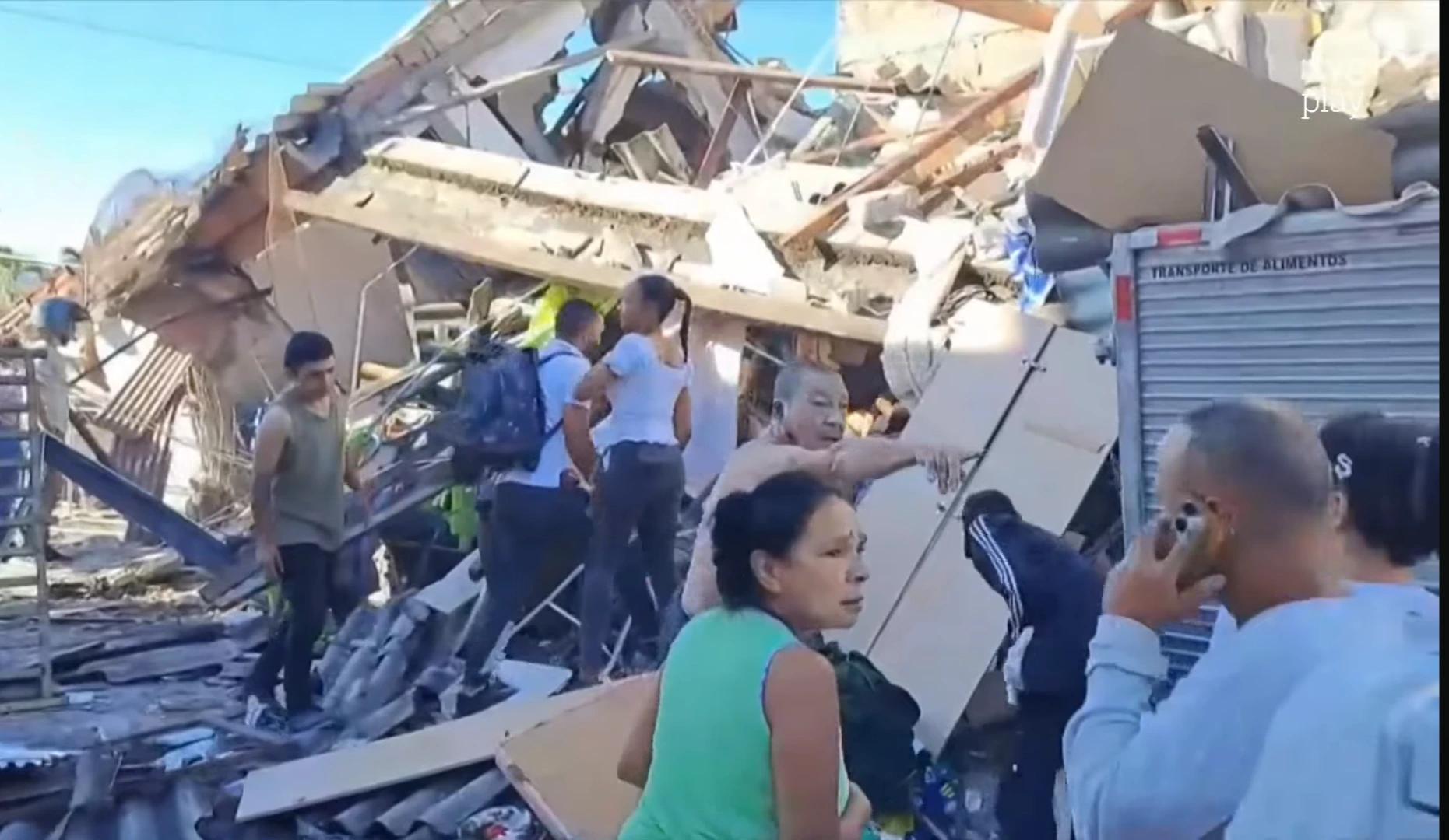 Equipos de emergencia trabajan en las zonas afectadas por el terremoto que sacudió Colombia.