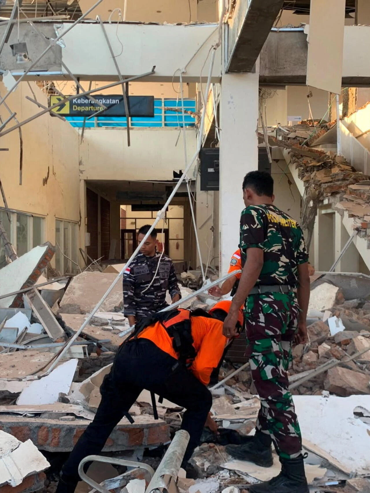 Un terremoto de magnitud 7,7 tuvo lugar en la región de Flores, en Indonesia. Los primeros reportes dan cuenta de muchas viviendas destruidas y destrozos. Inicialmente, fue declara