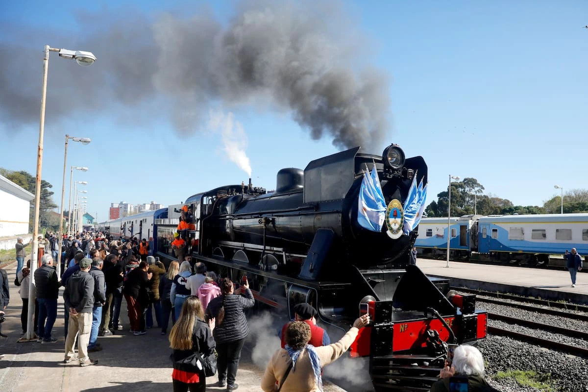 Mar del Plata: una locomotora a vapor volvió a las vías por los 140 años del tren