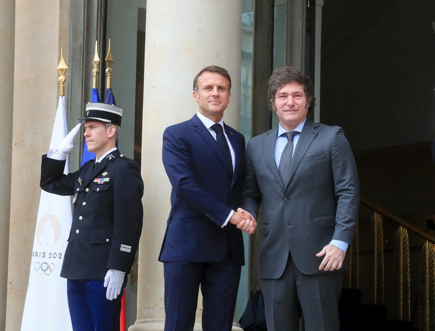 Milei llega a Francia para buscar inversiones mientras la economía argentina enfrenta nuevos desafíos