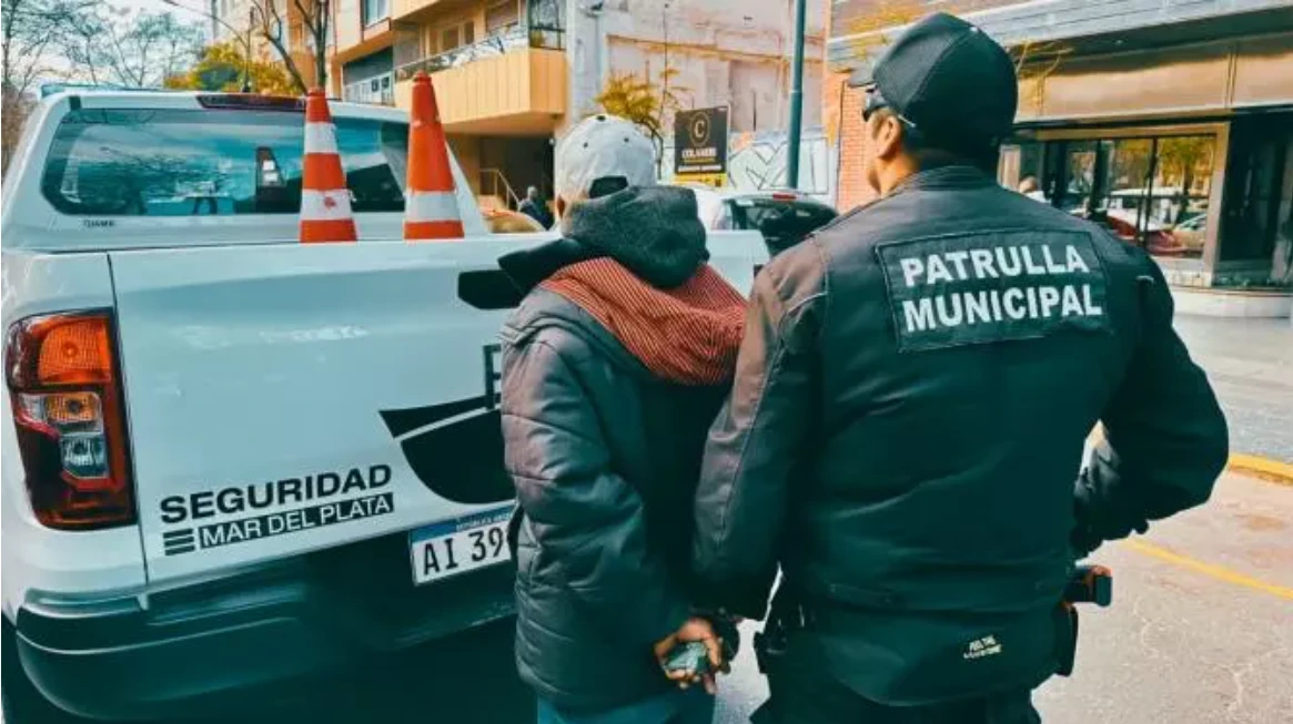 Intervención municipal en pleno centro terminó con una aprehensión tras una denuncia por disturbios