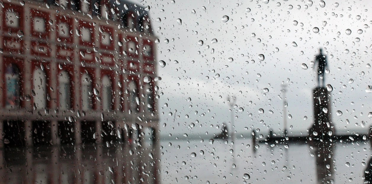 La lluvia llegó de madrugada y Mar del Plata comienza el lunes bajo un cielo gris
