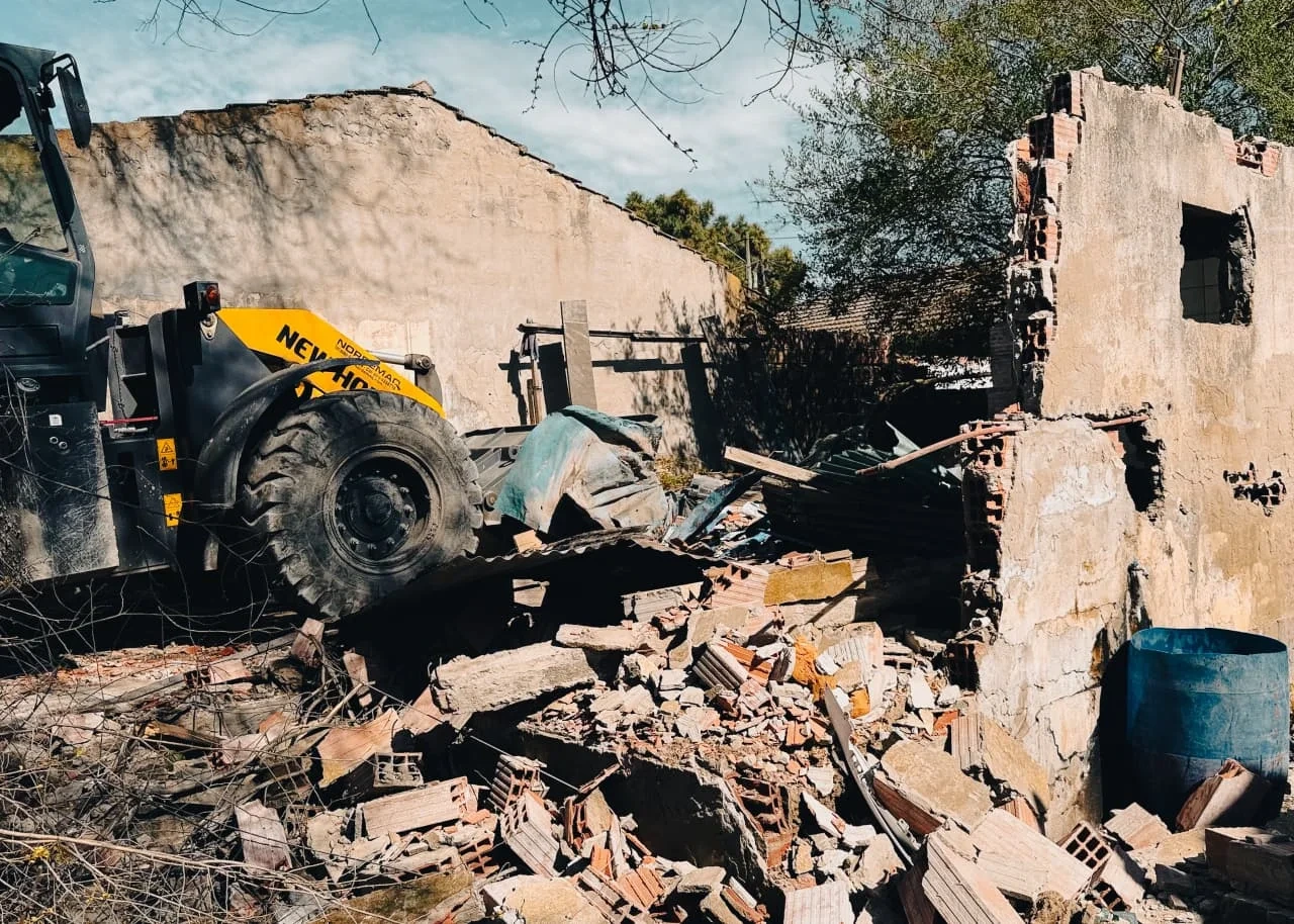 Demolieron una estructura señalada como búnker en el barrio Libertad