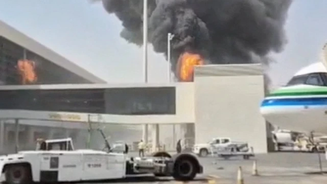 Arabia Saudita bajo alerta: nuevos ataques contra el aeropuerto de Riad dejan víctimas y paralizan los vuelos