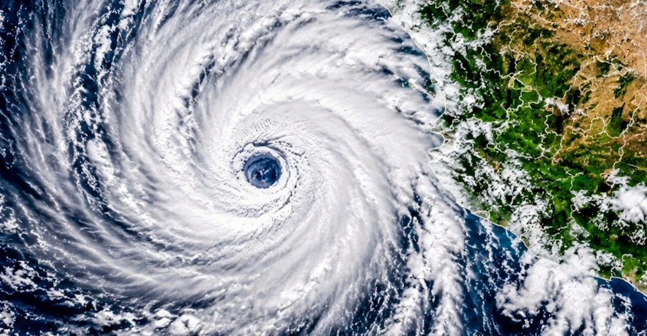 MÉXICO en alerta máxima: El huracán SIMÓN amenaza la costa del Pacífico con vientos de 240 KM/H