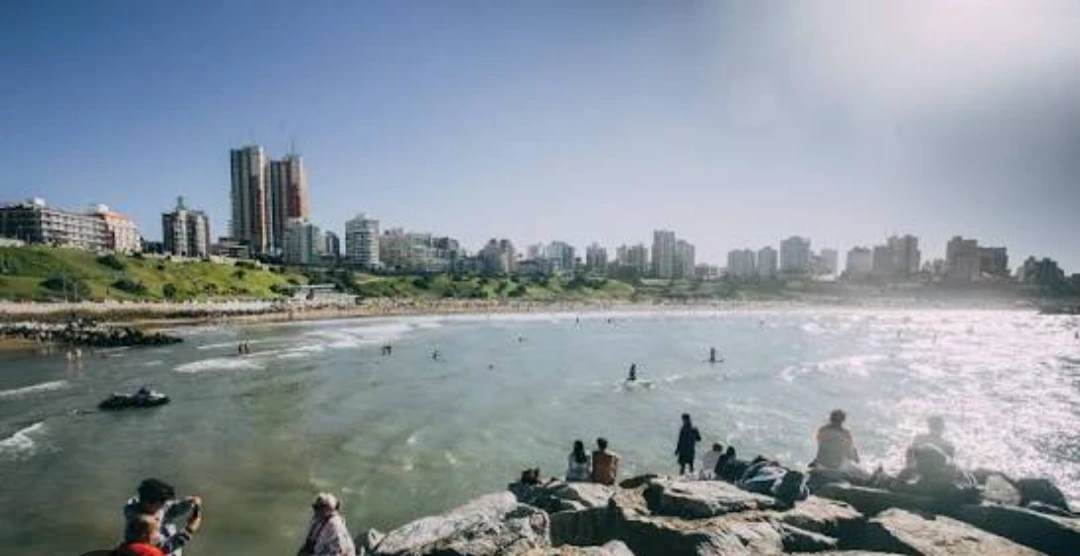 Domingo de primavera en Mar del Plata: mejora el tiempo, pero el viento será protagonista