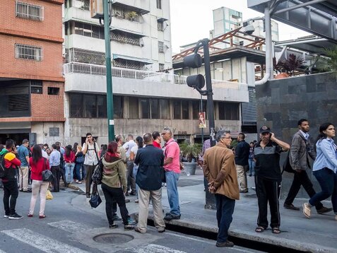 Siguen las tareas de búsqueda tras el devastador terremoto que sacudió Venezuela